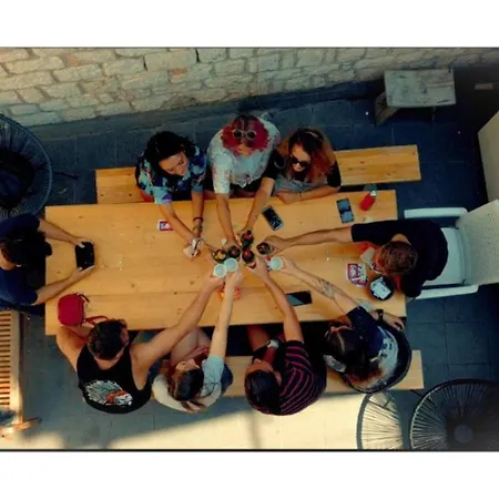 Booze & Snooze Social بيت شباب