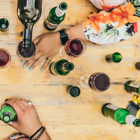 بيت شباب Booze & Snooze Social