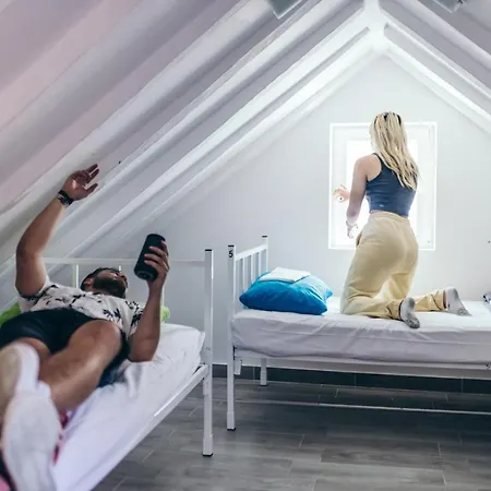 Hostel Booze & Snooze Social Split