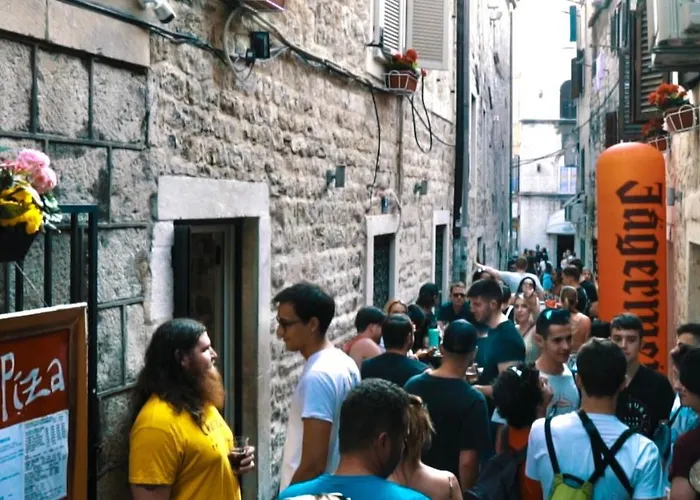 Booze & Snooze Social * 斯普利特