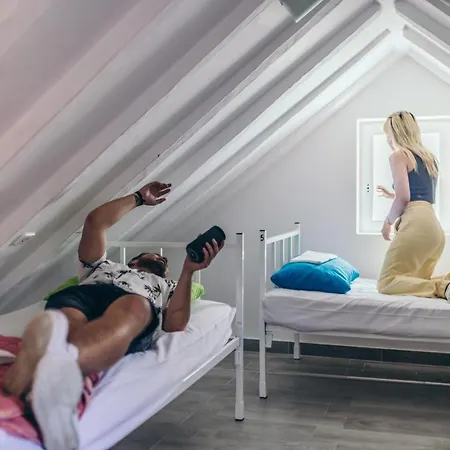 Booze & Snooze Social Сплит