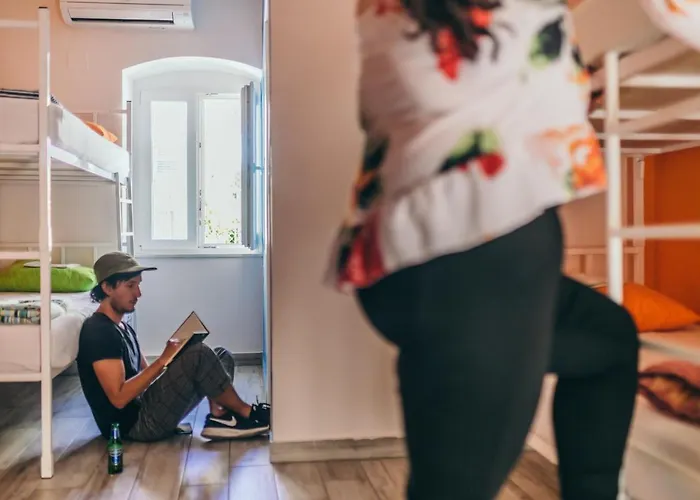 Hostel Booze&snooze Social Split