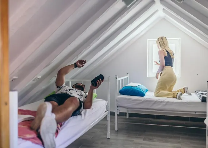 Booze&snooze Social Split