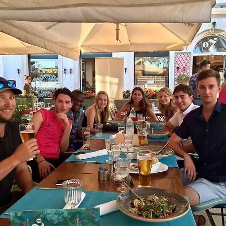 Vandrerhjem Booze & Snooze Social