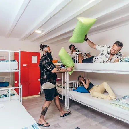 Booze & Snooze Social Hostel Σπλιτ