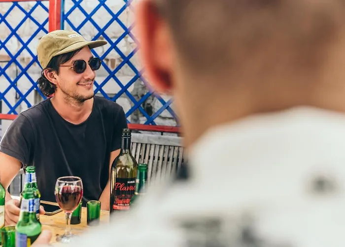 Hostel Booze & Snooze Social Split