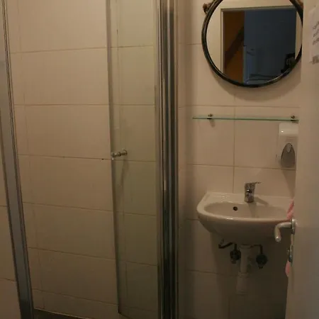 Booze & Snooze Social 스플리트